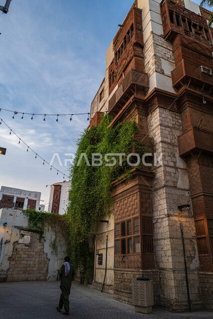  المدينة التاريخية في جدة بتصميم معماري عربي و إسلامي قديم ، أماكن سياحية تراثية في المملكة العربية السعودية، جمال المباني والنوافذ الأثرية في أحياء جدة البلد المشهورة. 