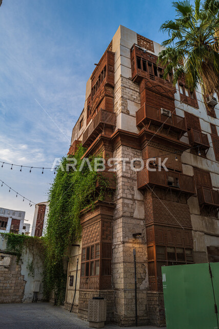  المدينة التاريخية في جدة بتصميم معماري عربي و إسلامي قديم ، أماكن سياحية تراثية في المملكة العربية السعودية، جمال المباني والنوافذ الأثرية في أحياء جدة البلد المشهورة. 