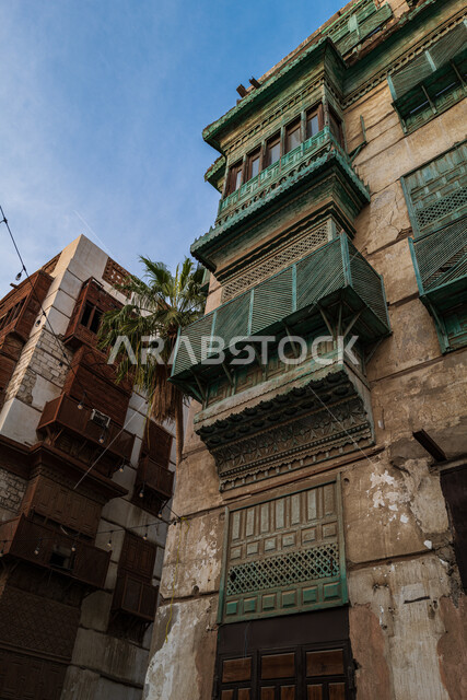  المدينة التاريخية في جدة بتصميم معماري عربي و إسلامي قديم ، أماكن سياحية تراثية في المملكة العربية السعودية، جمال المباني والنوافذ الأثرية في أحياء جدة البلد المشهورة. 