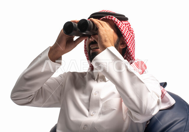 رؤية الاشياء البعيدة عبر المنظار، حب الاستكشاف والمغامرة، بورتريه مقرب من الخلف لرجل عربي خليجي سعودي يجلس على كرسي مريح وينظر من خلال منظار الرؤية, التخطيط المستقبلي للأهداف و الطموحات، خلفية بيضاء