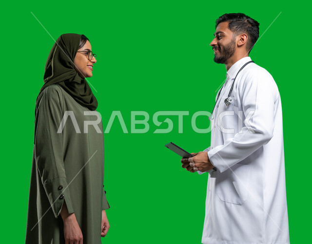 متابعة السجل الطبي الإلكتروني الخاص بالمريض من خلال جهاز التابلت, وصف الحالة المرضية وتقديم الاستشاره الطبية، بورتريه لطبيب عربي خليجي سعودي يرتدي المعطف والسماعة الطبية يتحدث مع المريضة, مفهوم الطب المنزلي, إعطاء العلاج المناسب للمرضى, كروما، خلفية خضراء