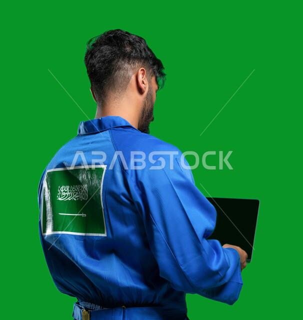 تتبع عملية سير المركبات الفضائية عبر جهاز الحاسوب والاقمار الصناعية, مفهوم الملاحة الجوية وهندسة الفضاء, بورتريه مقرب من الخلف لرائد فضاء عربي خليجي سعودي يرتدي بدلة الفضاء الزرقاء بشعار علم السعودية, احتراف قيادة وصيانة السفن الفضائية, كروما, خضراء.