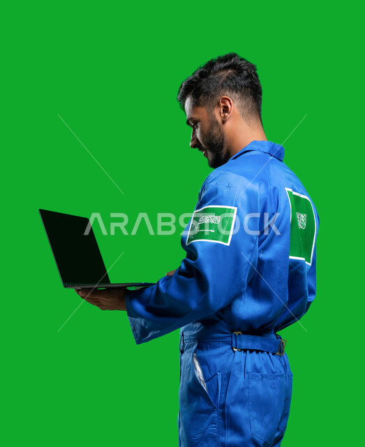 توجيه و تتبع عملية سير المركبات الفضائية عبر جهاز الحاسوب و الاقمار الصناعية, الملاحة الجوية و هندسة الفضاء, بورتريه من الخلف لرائد فضاء عربي خليجي سعودي يرتدي بدلة الفضاء الزرقاء بشعار علم السعودية, احتراف قيادة وصيانة السفن الفضائية, كروما, خلفية خضراء