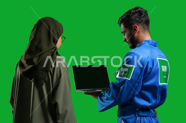 تتبع عملية سير المركبات الفضائية عبر الحاسوب والاقمار الصناعية, مفهوم الملاحة الجوية و هندسة الفضاء, بورتريه من الخلف لرائد فضاء عربي خليجي سعودي يرتدي بدلة الفضاء السعودية يقف مع إمرأة سعوديه محجبه, احتراف قيادة وصيانة السفن الفضائية, كروما, خلفية خضراء.