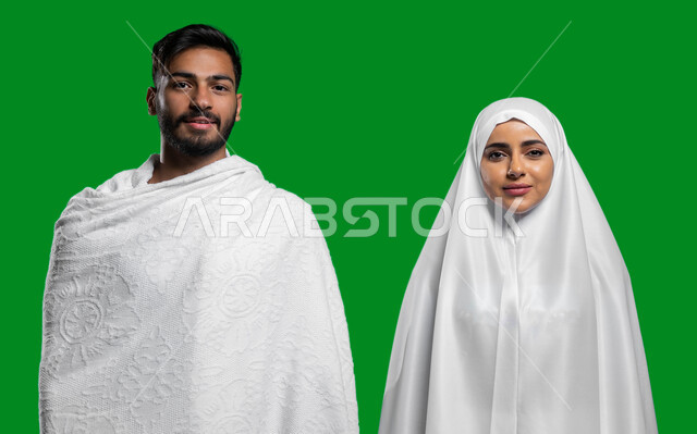  مفهوم الألفة بين الزوجين, الإكثار من العبادات في شهر رمضان المبارك, تلبية نداء الله الى الحج و العمرة, بورتريه مقرب لزوجان عربيان خليحيان سعوديان مبتسمان يرتديان ثياب الإحرام، المحافظة على الصلوات الخمس, اسلاميات وعبادة، كروما, خلفية خضراء.