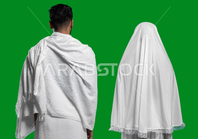 اسلاميات وعبادة, الإكثار من العبادات في شهر رمضان المبارك, المحافظة على الصلوات الخمس, تلبية نداء الله الى الحج و العمرة, بورتريه من الخلف لرجل و إمرأة عربيان خليحيان سعوديان يرتديان ثياب الإحرام، كروما, خلفية خضراء.