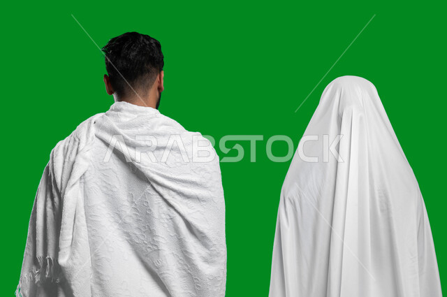 الإكثار من العبادات في شهر رمضان المبارك, المحافظة على الصلوات الخمس, تلبية نداء الله الى الحج و العمرة, بورتريه مقرب من الخلف لزوجان عربيان خليحيان سعوديان يرتديان ثياب الإحرام، اسلاميات وعبادة، كروما, خلفية خضراء.