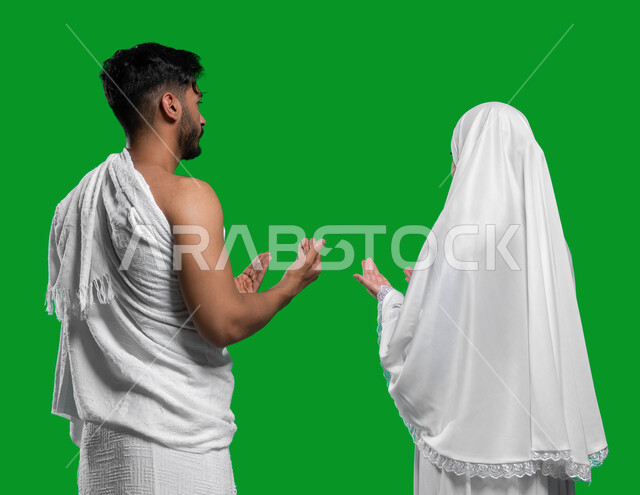 المحافظة على  الصلاة والدعاء وطلب المغفرة من الله تعالى, أداء العمره في شهر رمضان المبارك, تلبية نداء الله الى الحج و العمرة،  بورتريه من الخلف لزوجان عربيان خليحيان سعوديان يرتديان ثياب الإحرام، اسلاميات وعبادة، كروما, خلفية خضراء.