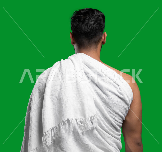 فضل العمرة في شهر رمضان المبارك, المحافظة على الصلوات الخمس,   بورتريه مقرب من الخلف لشاب عربي سعودي خليجي يرتدي ملابس الإحرام يستعد لأداء مناسك الحج، زيارة بيت الله الحرام في مكة المكرمة, كروما، خلفية خضراء.