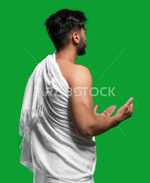 تلبية نداء الله الى الحج و العمرة, التوسل إلى الله وطلب المغفرة, المحافظة على الصلوات الخمس, بورتريه جانبي لشاب عربي سعودي خليجي يرتدي ملابس الإحرام يرفع يديه ويدعو الله بإيماءات وجه تدل على التوسل و التضرع، كروما، خلفية خضراء.
