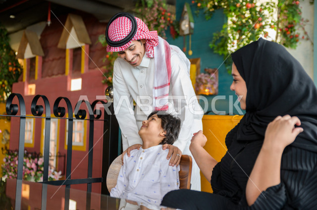 عائلة عربية خليجية سعودية تقضى وقتا ممتعا على مائدة الطعام في المطعم ، قضاء أوقات عائلية ترفيهية ، قضاء العطلة مع العائلة ، جلسات فريدة و مميزة ، مطاعم و كافيهات في السعودية