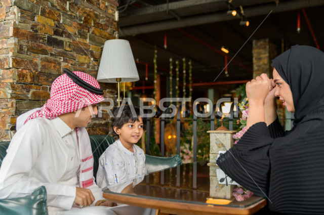 عائلة عربية خليجية سعودية تقضى وقتا ممتعا على مائدة الطعام في المطعم ، قضاء أوقات عائلية ترفيهية ، قضاء العطلة مع العائلة ، جلسات فريدة و مميزة ، مطاعم و كافيهات في السعودية