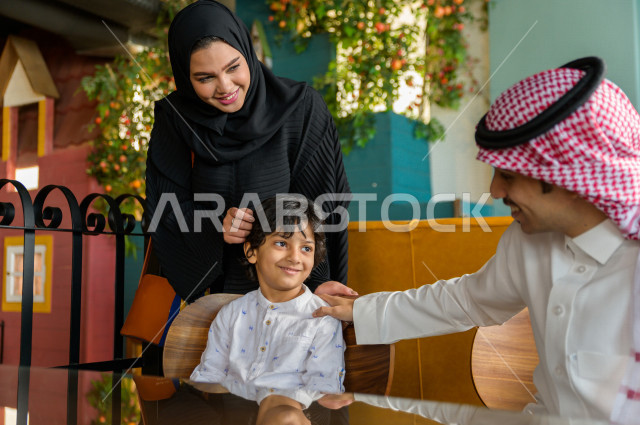 عائلة عربية خليجية سعودية تقضى وقتا ممتعا على مائدة الطعام في المطعم ، قضاء أوقات عائلية ترفيهية ، قضاء العطلة مع العائلة ، جلسات فريدة و مميزة ، مطاعم و كافيهات في السعودية