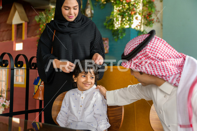 عائلة عربية خليجية سعودية تقضى وقتا ممتعا على مائدة الطعام في المطعم ، قضاء أوقات عائلية ترفيهية ، قضاء العطلة مع العائلة ، جلسات فريدة و مميزة ، مطاعم و كافيهات في السعودية
