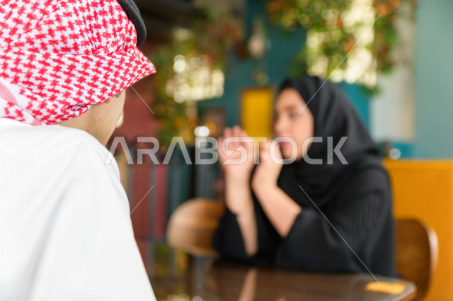 زوجان عربيان سعوديان خليجيان يقضيان اجواء رومنسية و رائعة في المطعم ، الاحتفال بذكرى الزواج ، الاحتفال بعيد الحب ، مناسبة يوم ميلاد ، جلسة فريدة ومميزة ، مطاعم وكافيهات في السعودية