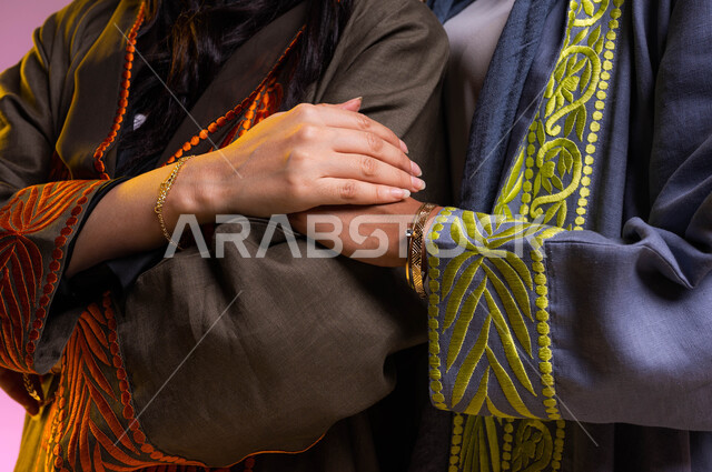 مشاركة الطاقة الايجابية والعلاقات الاجتماعية, بورتريه مقرب ليدي صديقتان عربيتان خليجيتان سعوديتان، ارتداء عباءات خليجيه  أنيقة وعصريه، مفهوم الموضه والأناقه، ايماءات يدين تدل على المساندة والدعم والالفة بين الأصدقاء, خلفيه ملونة