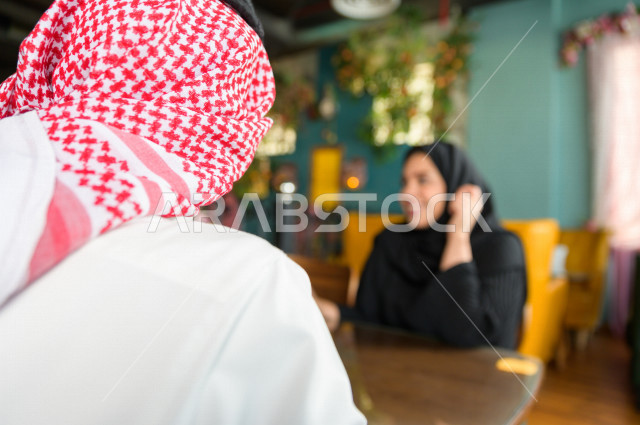 زوجان عربيان سعوديان خليجيان يقضيان اجواء رومنسية و رائعة في المطعم ، الاحتفال بذكرى الزواج ، الاحتفال بعيد الحب ، مناسبة يوم ميلاد ،  جلسة فريدة ومميزة ، مطاعم وكافيهات في السعودية