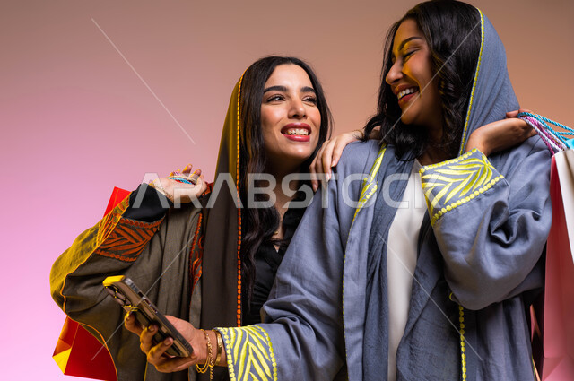 عباءات خليجيه نسائيه عصريه، مفهوم التصوير و الشهرة عبر مواقع التواصل الإجتماعي، بورتريه لإمراتان عربيتان خليجيتان سعوديتان، مفهوم الموضه والأناقه، عرض الأزياء و الموديلات الحديثه، شراء الملابس و الاكسسوارات النسائيه، خلفيه ملونة