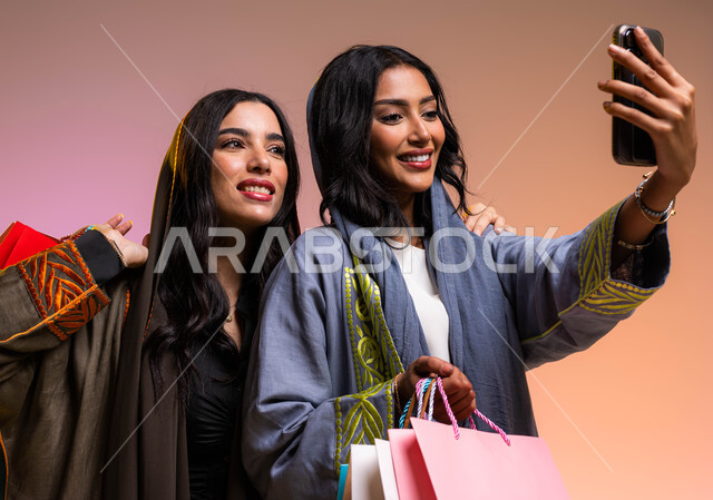 مفهوم التصوير  و الشهره، عباءات خليجيه نسائيه عصريه، بورتريه لصديقتان عربيتان خليجيتان سعوديتان، مفهوم الموضه والأناقه، شراء الملابس و الاكسسوارات النسائيه،  خلفيه ملونة
