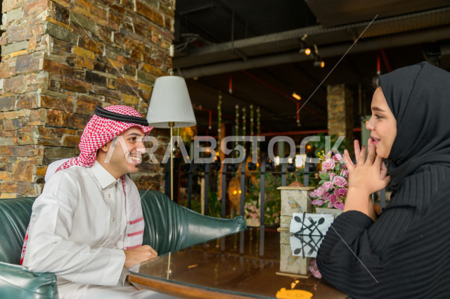 زوجان عربيان سعوديان خليجيان يقضيان اجواء رومنسية و رائعة في المطعم ، الاحتفال بذكرى الزواج ، الاحتفال بعيد الحب ، مناسبة يوم ميلاد ،  جلسة فريدة ومميزة ، مطاعم وكافيهات في السعودية