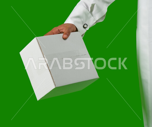 خدمات التوصيل السريع والامن، بورتريه ليد رجل عربي خليجي سعودي يحمل صندوق ابيض، موك اب لصندوق كرتوني مغلف، كراتين الشحن والتوصيل الاونلاين، صناديق كرتون تعبئة وتغليف، تسليم الطلبات والبضائع للزبائن، كروما خلفية خضراء