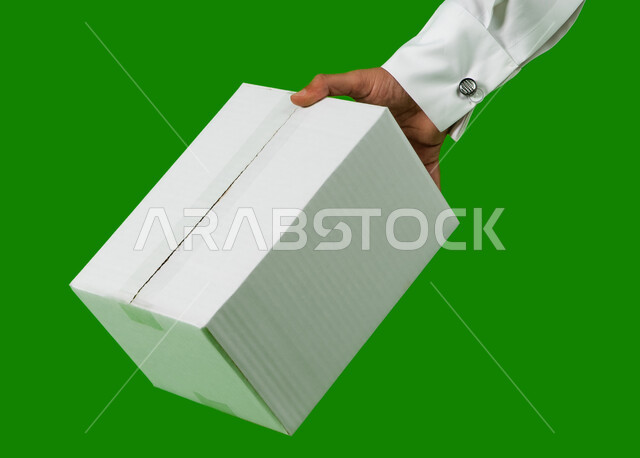 صناديق كرتون تعبئة وتغليف، بورتريه ليد رجل عربي خليجي سعودي يحمل صندوق ابيض، موك اب لصندوق كرتوني مغلف، كراتين الشحن والتوصيل الاونلاين، خدمات التوصيل السريع والامن، تسليم الطلبات والبضائع للزبائن، كروما خلفية خضراء