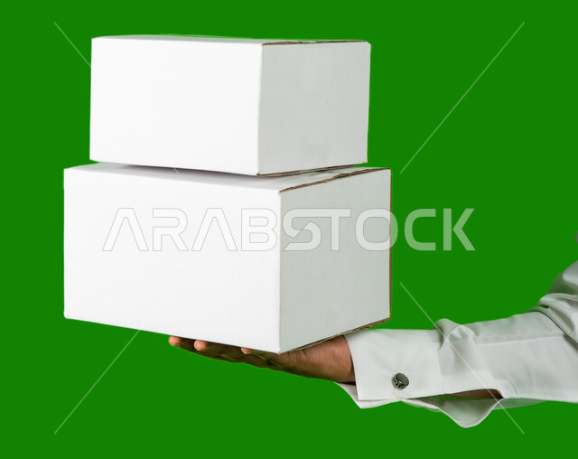 صناديق كرتون تعبئة وتغليف، موك اب لصندوق كرتوني مغلف، بورتريه ليد رجل عربي خليجي سعودي يحمل صندوق ابيض، كراتين الشحن والتوصيل الاونلاين، خدمات التوصيل السريع والامن، تسليم الطلبات والبضائع للزبائن، كروما خلفية خضراء