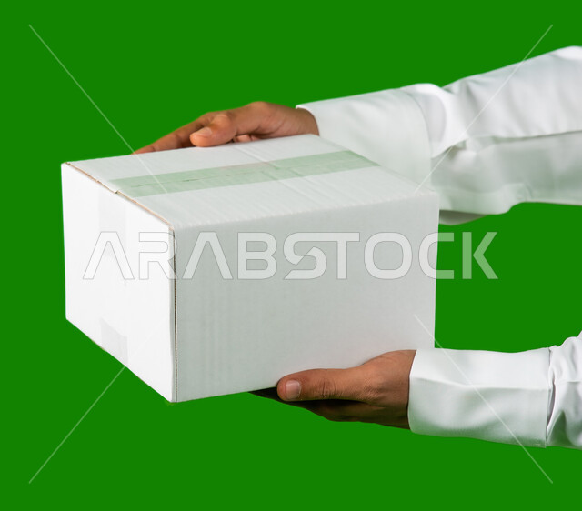 موك اب لصندوق كرتوني مغلف، بورتريه ليد رجل عربي خليجي سعودي يحمل صندوق ابيض، كراتين الشحن والتوصيل الاونلاين، صناديق كرتون تعبئة وتغليف، خدمات التوصيل السريع والامن، تسليم الطلبات والبضائع للزبائن، كروما خلفية خضراء