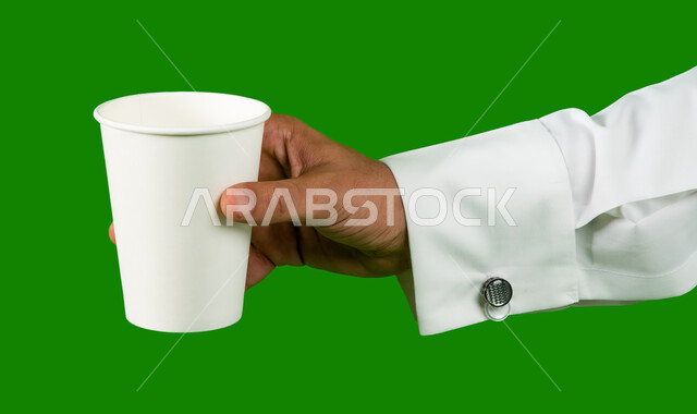 خدمات التوصيل السريع والامن للمشروبات الساخنة، بورتريه ليد رجل عربي خليجي سعودي يحمل كوب القهوة، موك اب لكوب من الورق المقوى، تسليم المشتريات والطلبات للزبائن، شراء القهوة الطازجة من المقاهي السعودية، كروما خلفية خضراء