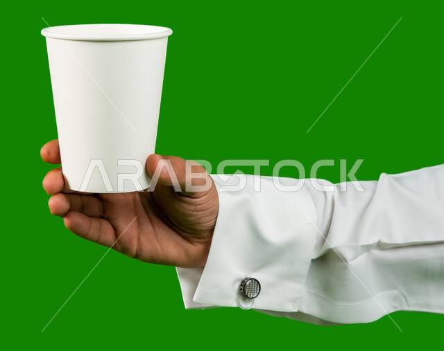 موك اب لكوب من الورق المقوى، شراء القهوة الطازجة من المقاهي السعودية، بورتريه ليد رجل عربي خليجي سعودي يحمل كوب القهوة، خدمات التوصيل السريع والامن للمشروبات الساخنة، تسليم المشتريات والطلبات للزبائن، كروما خلفية خضراء