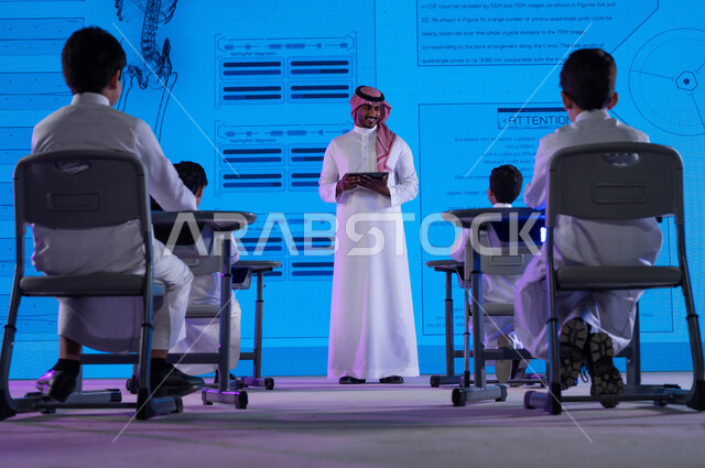 دمج التعليم مع التقنية، معلم عربي خليجي سعودي يستخدم جهاز التابليت في الشرح والتوضيح، أساليب وإستراتيجيات جديدة في نظام  التعليم في المدارس السعودية، التعليم المتطور باستخدام شاشات إلكترونية وتقنيات حديثة، رؤية مستقبلية 2030