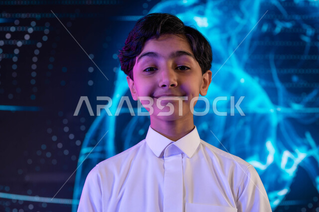 تحقيق الثورة المعلوماتية والإستفادة منها في المدارس، طالب عربي سعودي خليجي بإيماءات وجه تدل على السعادة، دمج التعليم مع التقنية، خلفية شاشات هولوجرامية ثلاثية الأبعاد لقلب الإنسان، إستخدام الأنظمة الإلكترونية في التعليم، رؤية مستقبلية 2030