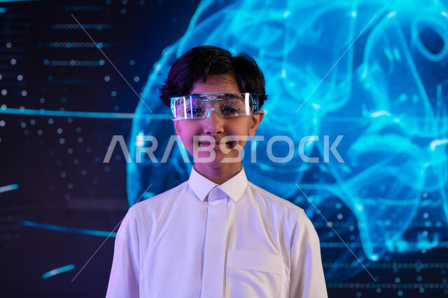 تحقيق الثورة المعلوماتية والإستفادة منها في المدارس، طالب عربي سعودي خليجي مبتسم يرتدي نظارات الواقع الإفتراضي، إيماءات وجه تدل على السعادة، دمج التعليم مع التقنية، خلفية شاشات هولوجرامية ثلاثية الأبعاد لقلب الإنسان، رؤية مستقبلية 2030