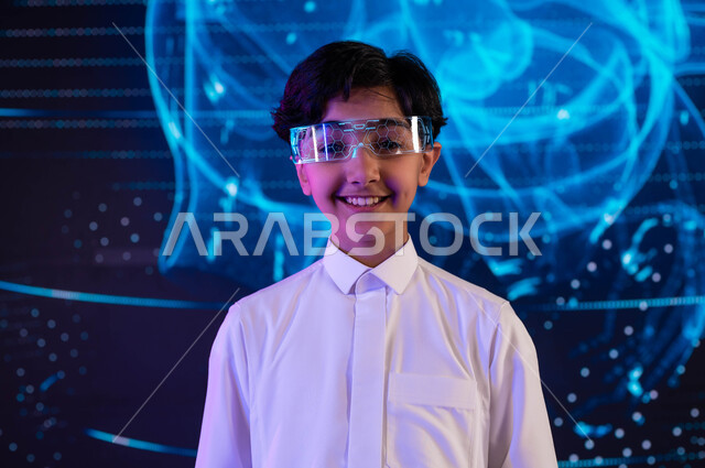التنوع في استراتيجيات التعليم في المدارس السعودية الحديثة، طالب عربي سعودي خليجي مبتسم يرتدي نظارات الواقع الإفتراضي، إيماءات وجه تدل على السعادة، دمج التعليم مع التقنية، خلفية شاشات هولوجرامية ثلاثية الأبعاد لقلب الإنسان، رؤية مستقبلية 2030
