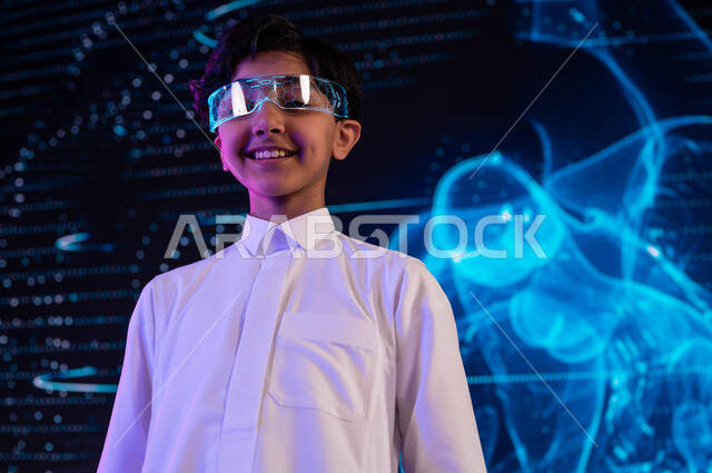مخطط أعضاء جسم الإنسان بالتكنولوجيا العلمية المتطورة، طالب عربي سعودي خليجي مبتسم يرتدي نظارات الواقع الإفتراضي، دمج التعليم مع التقنية، إيماءات وجه تدل على السعادة، خلفية شاشات هولوجرامية ثلاثية الأبعاد لقلب الإنسان، رؤية مستقبلية 2030