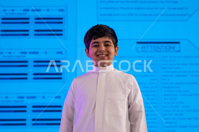 بناء جيل جديد متطور ومبدع، رؤية مستقبلية 2030، أساليب وإستراتيجيات جديدة في نظام التعليم في المدارس السعودية، طالب عربي سعودي خليجي بإيماءات وجه تدل على السعادة، التعليم المتطور بإستخدام شاشات إلكترونية وتقنيات حديثة