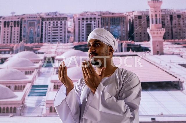 قدوم المسلمين من كل أنحاء العالم إلى السعودية, صورة مقربة لرجل عربي مصري يرتدي العمامة والجلابية المصرية يقف أمام المسجد النبوي ويدعو الله تعالى, خلفية السقف والقبب لمسجد النبي محمد عليه الصلاة والسلام, ثواب وفضل الدعاء في مسجد رسول الله