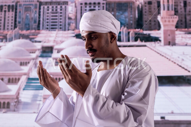 فضل الصلاة والدعاء في مسجد نبي الله, صورة مقربة لرجل عربي مصري يرتدي العمامة والجلابية المصرية يقف أمام المسجد النبوي الشريف ويدعو الله تعالى, خلفية السقف والقبب لمسجد النبي محمد عليه الصلاة والسلام, قدوم المسلمين من كل أنحاء العالم إلى السعوديه
