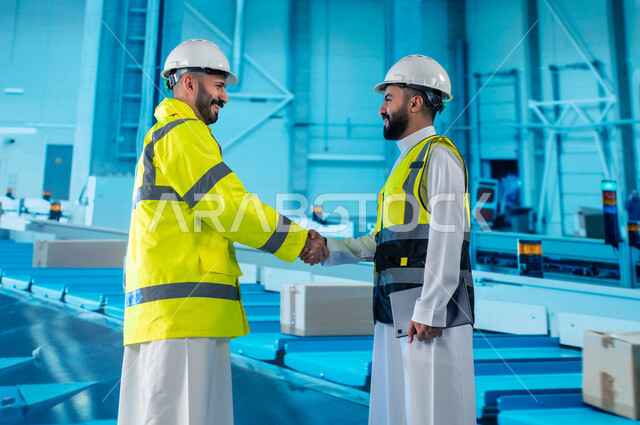 انتشار الهندسة الصناعية في المملكة العربية السعودية, التصافح لنجاح سير خطة العمل, تسهيل عملية التعبئة والتغليف بامتلاك أحدث الأدوات والمعدات, مهندسان عربيان خلجيان سعوديان في المصنع, إدارة الآلات والتحكم بهم  باستخدام جهاز التابلت, رؤية مستقبلية 2030
