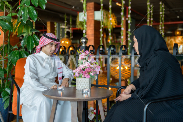 زوجان عربيان سعوديان خليجيان يقضيان اجواء رومنسية و رائعة في المطعم ، الاحتفال بذكرى الزواج ، الاحتفال بعيد الحب ، مناسبة يوم ميلاد ،  جلسة فريدة ومميزة ، مطاعم وكافيهات في السعودية