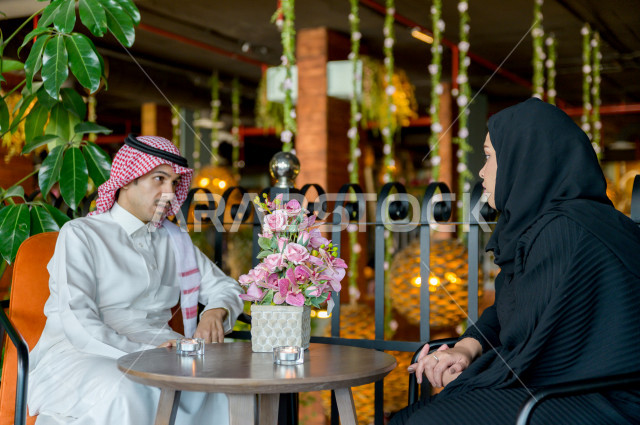 زوجان عربيان سعوديان خليجيان يقضيان اجواء رومنسية و رائعة في المطعم ، الاحتفال بذكرى الزواج ، الاحتفال بعيد الحب ، مناسبة يوم ميلاد ،  جلسة فريدة ومميزة ، مطاعم وكافيهات في السعودية
