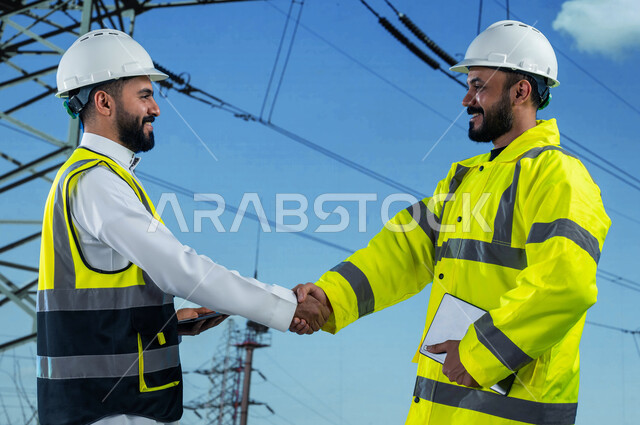 مسؤول إنشاء وصيانة الأبراج الكهربائية, استخدام التقنية والتكنولوجيا في المشاريع المستقبلية, اتفاقيات عمل جديدة بين المهندسين, مهندسان عربيان خليجيان سعوديان يشرفان على محطات توليد الكهرباء باستخدام أجهزة التابلت, خلفية أعمدة وأسلاك توزيع الكهرباء.