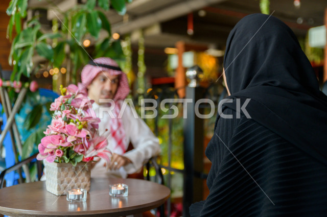 زوجان عربيان سعوديان خليجيان يقضيان اجواء رومنسية و رائعة في المطعم ، الاحتفال بذكرى الزواج ، الاحتفال بعيد الحب ، مناسبة يوم ميلاد ،  جلسة فريدة ومميزة ، مطاعم وكافيهات في السعودية
