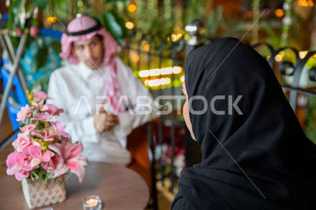 زوجان عربيان سعوديان خليجيان يقضيان اجواء رومنسية و رائعة في المطعم ، الاحتفال بذكرى الزواج ، الاحتفال بعيد الحب ، مناسبة يوم ميلاد ،  جلسة فريدة ومميزة ، مطاعم وكافيهات في السعودية