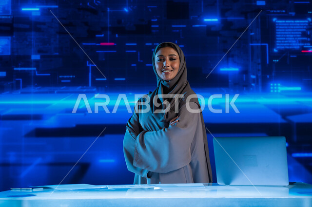 تطوير الشركات والمشاريع الاقتصادية، سيدة أعمال عربية خليجية سعودية محجبة مبتسمة في مقر عملها بالشركة  تنظ إلى الكاميرا، الاستثمار المالي والتجارة الالكترونية، خلفية هولوجرامية ثلاثية الأبعاد.