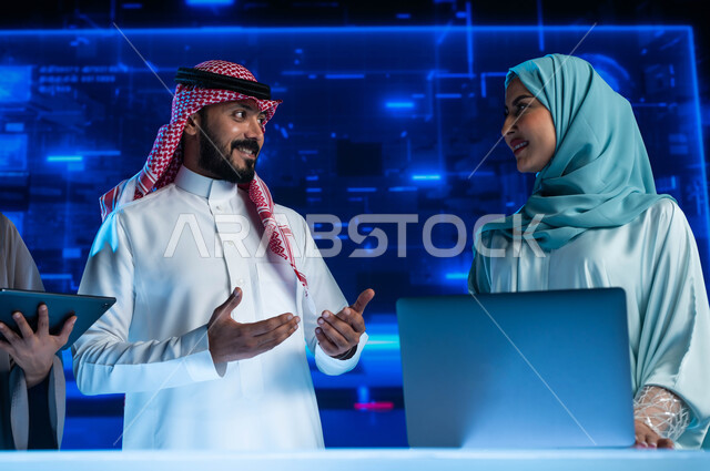 تطوير الشركات والمشاريع الاقتصادية, حوارات ونقاشات عمل، الاستثمار المالي والتجارة الالكترونية, مجموعة من الموظفين العرب السعوديين الخليجيين في اجتماع عمل في مقر الشركة, مراقبة البورصة وسوق الأسهم، خلفية هولوجرامية ثلاثية الأبعاد.