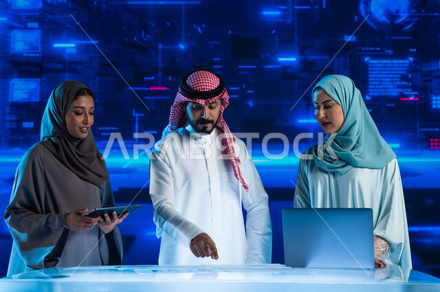 الاستثمار المالي والتجاره الالكترونية, تطوير الشركات والمشاريع الاقتصادية, مجموعة من الموظفين العرب السعوديين الخليجيين في اجتماع عمل في مقر الشركة, مراقبة البورصة وسوق الأسهم، خلفية هولوجرامية ثلاثية الأبعاد.