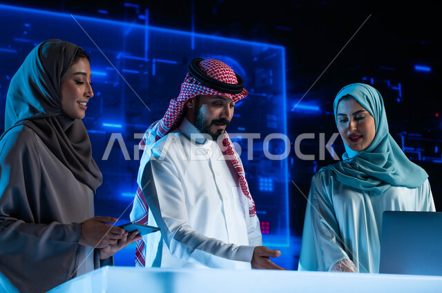 حوارات ونقاشات عمل، الاستثمار المالي والتجارة الالكترونية, تطوير الشركات والمشاريع الاقتصادية, مجموعة من الموظفين العرب السعوديين الخليجيين في اجتماع عمل في مقر الشركة, مراقبة البورصة وسوق الأسهم، خلفية هولوجرامية ثلاثية الأبعاد.