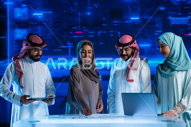 الاستثمار المالي والتجاره الالكترونية, تطوير الشركات والمشاريع الاقتصادية, مجموعة من الموظفين العرب السعوديين الخليجيين في اجتماع عمل في مقر الشركة, مراقبة البورصة وسوق الأسهم، خلفية هولوجرامية ثلاثية الأبعاد.