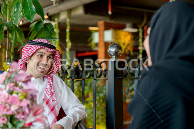 زوجان عربيان سعوديان خليجيان يقضيان اجواء رومنسية و رائعة في المطعم ، الاحتفال بذكرى الزواج ، الاحتفال بعيد الحب ، مناسبة يوم ميلاد ،  جلسة فريدة ومميزة ، مطاعم وكافيهات في السعودية